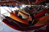 O barco que nos levará até Manaus se enche de redes, ainda em Tefé, no Amazonas